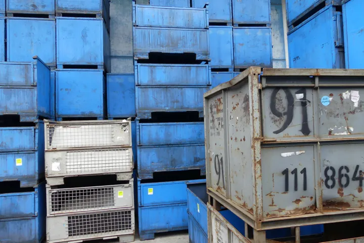 4x Industriebehälter/Metallcontainer (ölverschmiert)